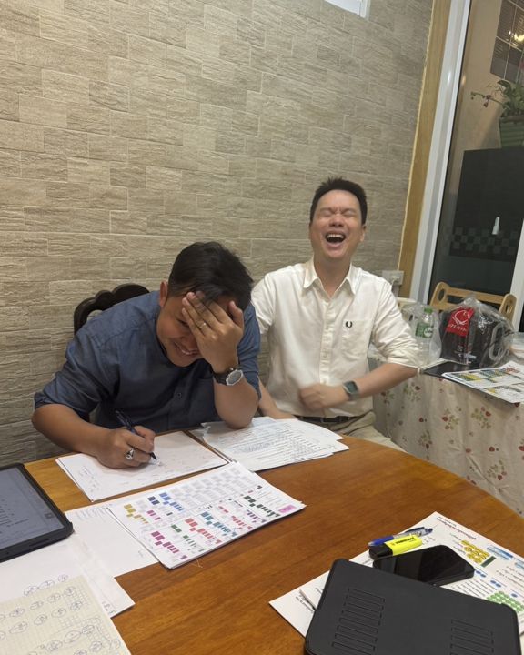 อ.ตรี หัวเราะขณะโค้ชนักเรียน